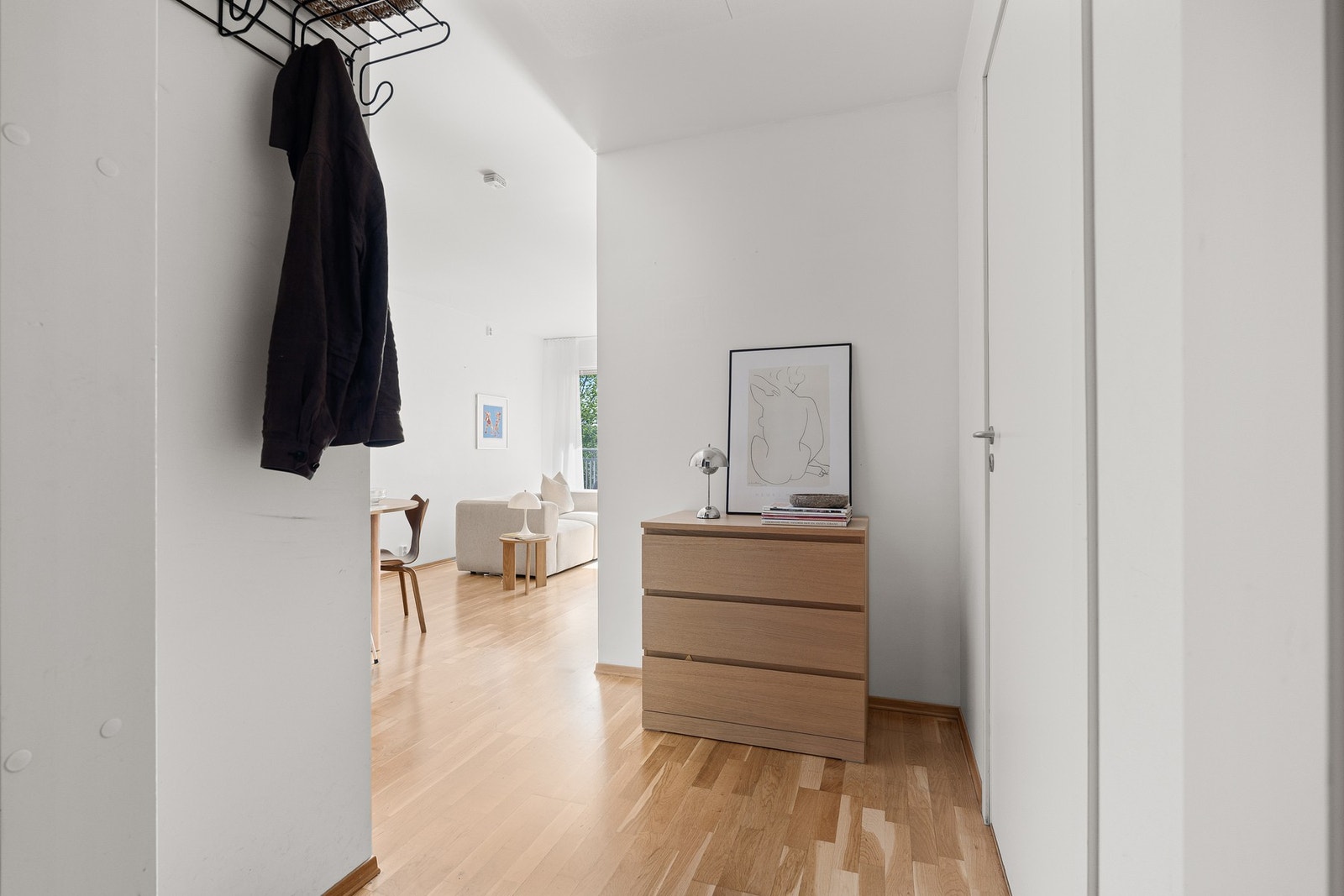 Velkommen inn! Entréen har god plass til oppheng av yttertøy samt praktisk oppbevaring av sko og annet tilbehør. Galleribilde