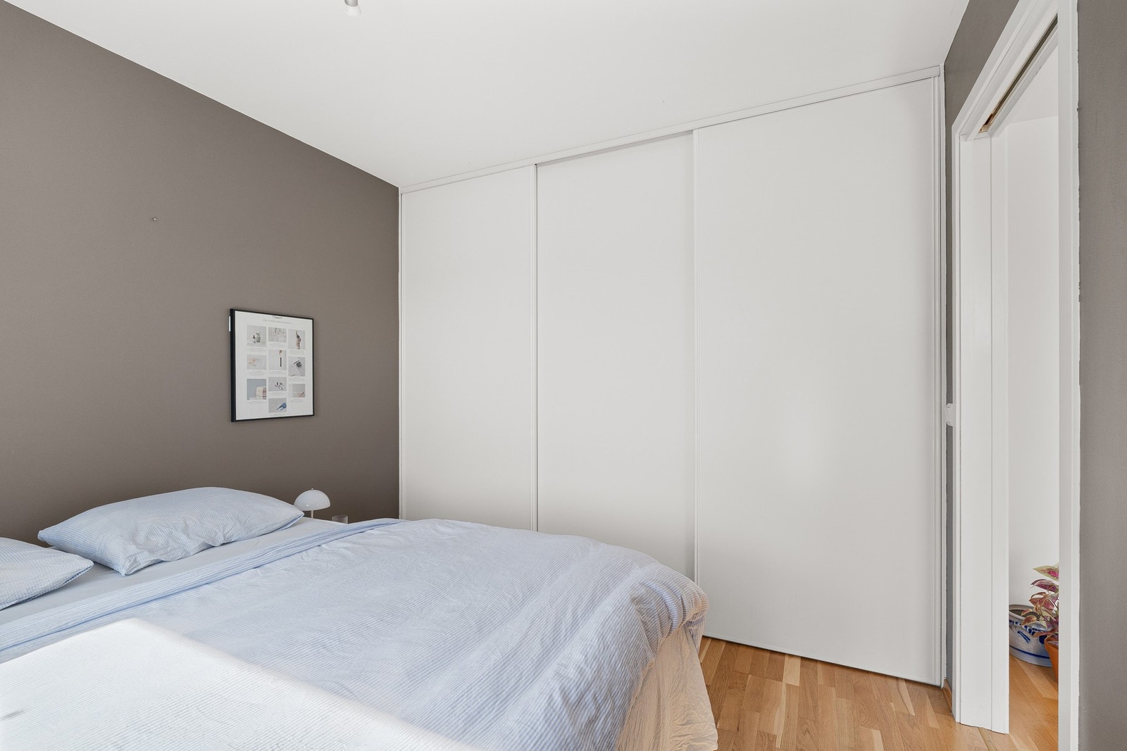 Stor praktisk skyvedørsgarderobe som medfølger handelen. Galleribilde