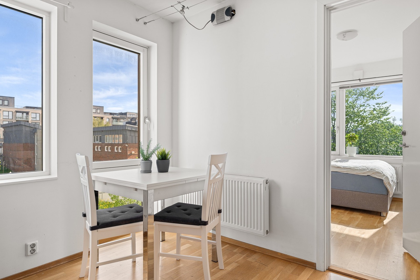 Utleiedelen består av entré, kjøkken, bad og to romslige soverom. Galleribilde