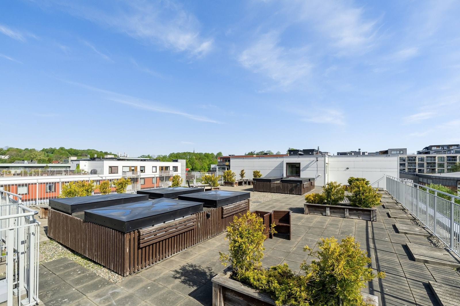 På taket disponerer borettslaget en felles takterrasse med svært gode utsikts- og solforhold gjennom hele dagen. Galleribilde