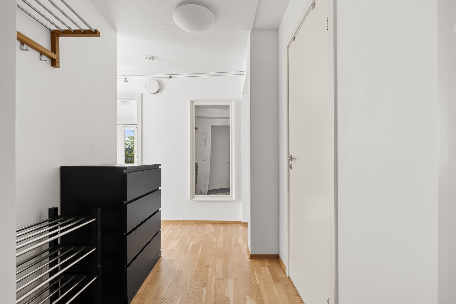 Begge leilighetene varmes opp med vannbåren gulvvarme (fjernvarme) via radiatorer, og kostnadene knyttet til dette er stipulert og inkludert i felleskostnadene. Galleribilde