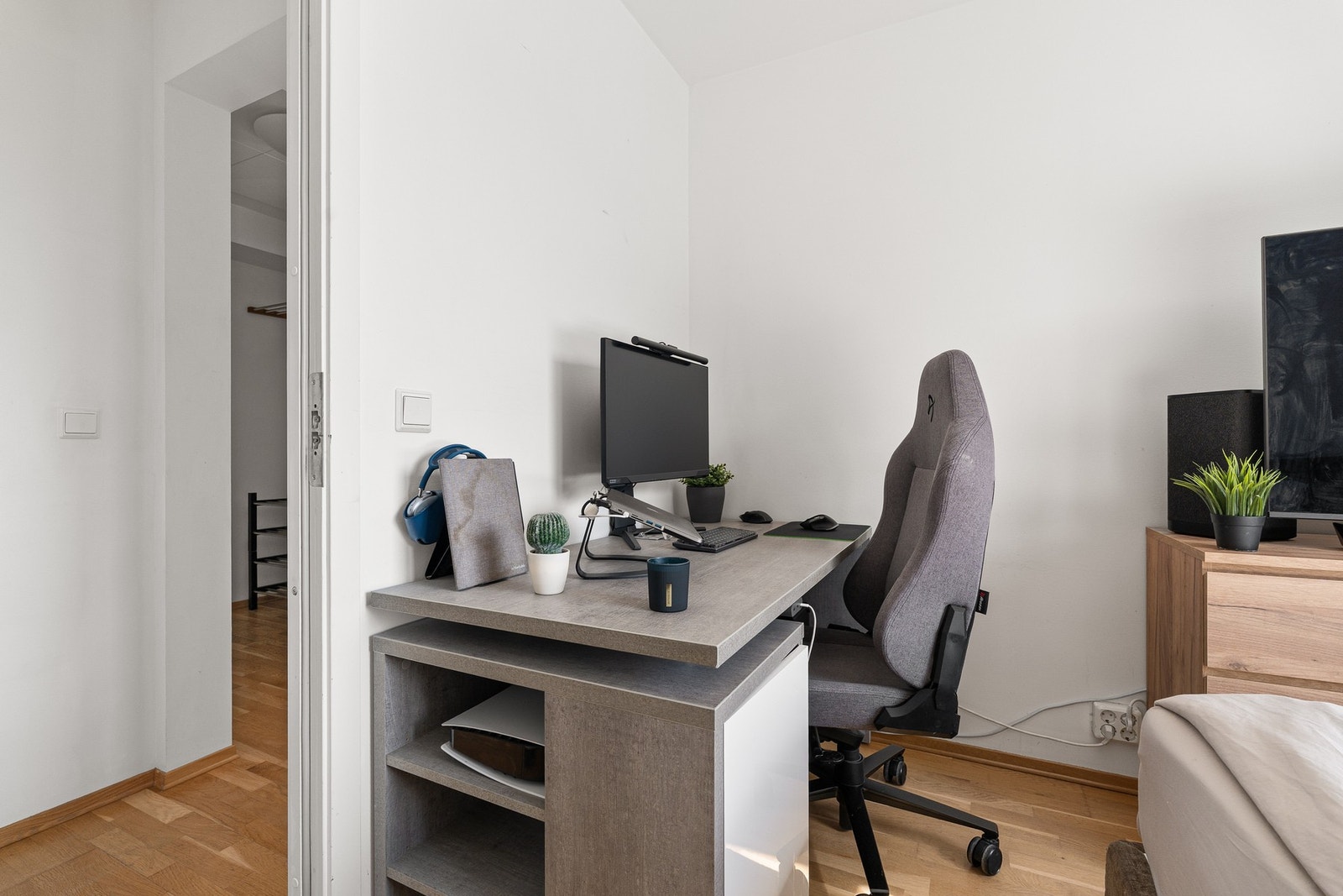 Her er det også god plass til etablering av hjemmekontor, og rommet egner seg godt for studenter. Galleribilde