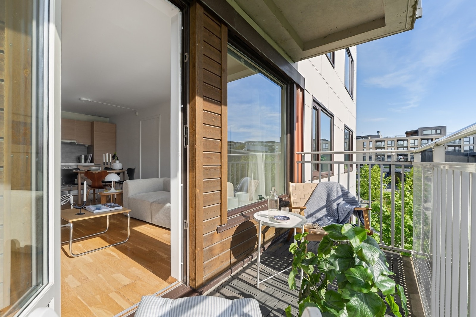 Balkongen fungerer som en fin forlengelse av stuen og gir ekstra rom for avslapning og sosiale sammenkomster. I tillegg disponerer borettslaget en felles takterrasse som fritt kan benyttes av beboerne. Galleribilde