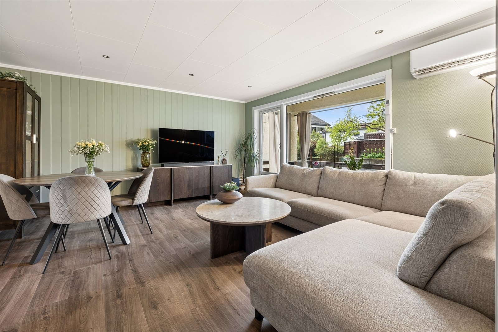 Stor stue, som rommer ulike avdelinger. Galleribilde