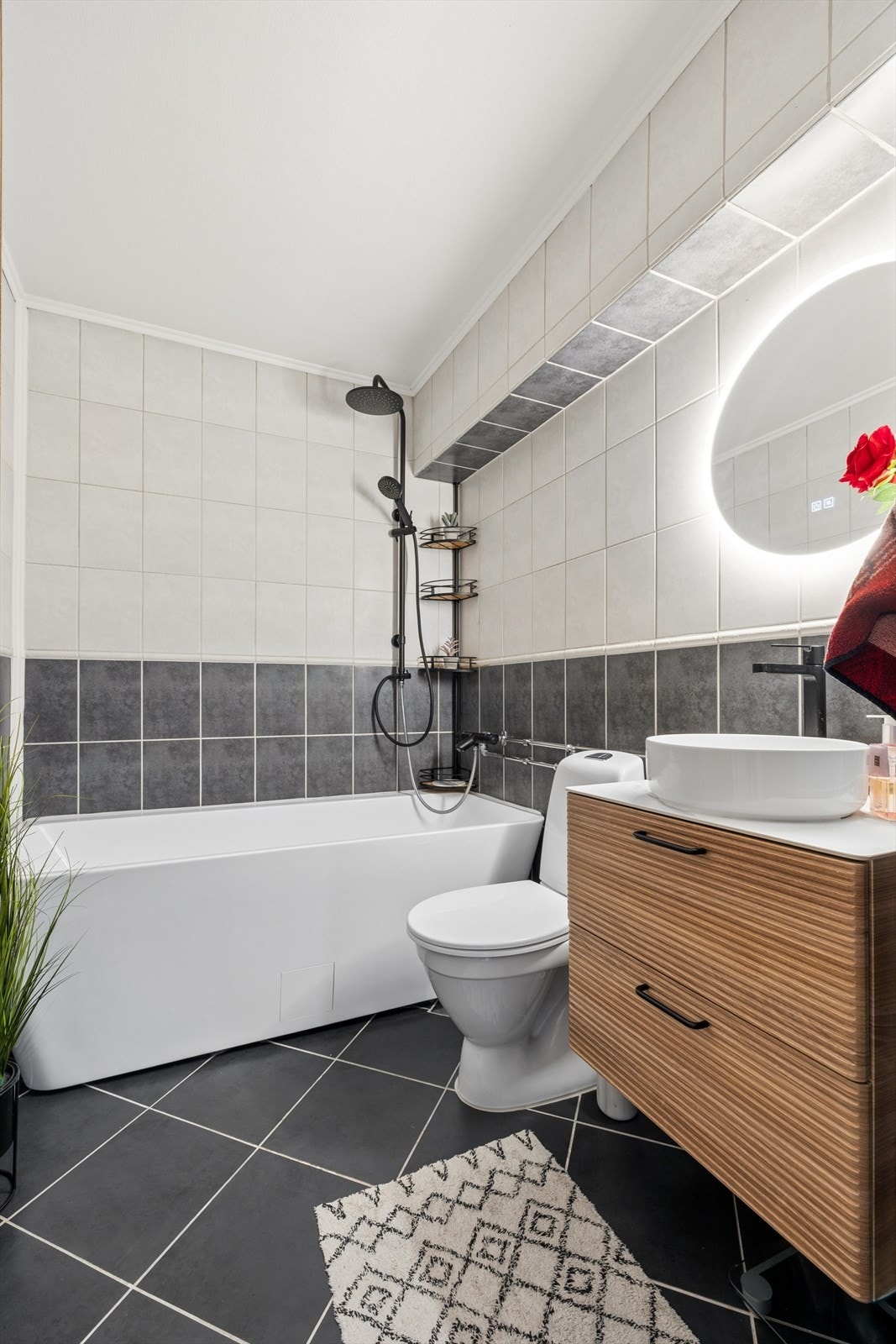 Badet har innredning med nedfelt servant, toalett og badekar. Det er elektrisk styrt vifte. Galleribilde