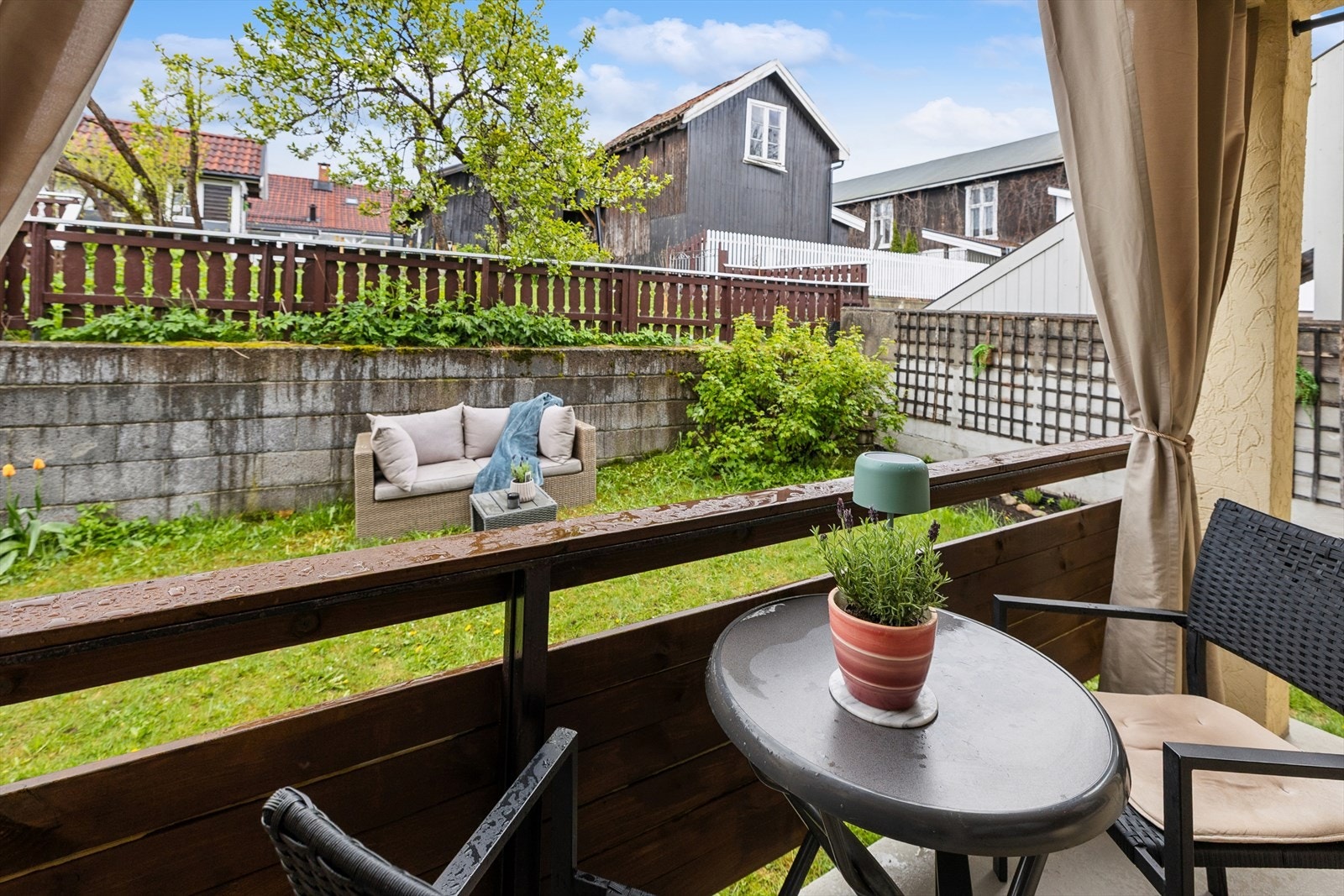 Kombinasjonen mellom overbygget veranda og sittegruppe i hagen, gjør at man kan finne den optimale kombinasjonen mellom sol og skygge. Galleribilde