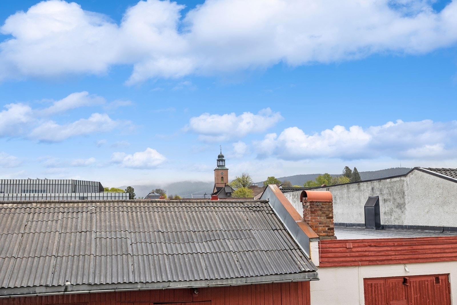 Leiligheten har en svært sentral beliggenhet, samtidig som den har en avskjermet hage. Galleribilde