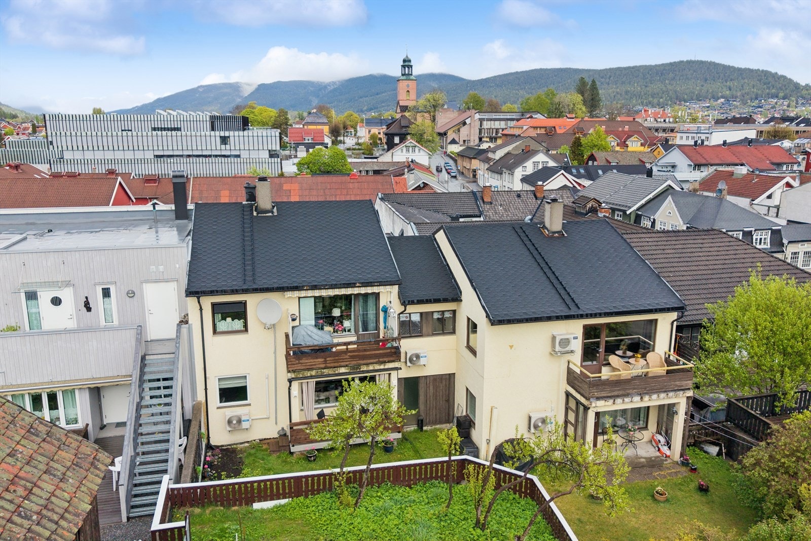 Leiligheten har tilgang til en flott og usjenert hage. Galleribilde