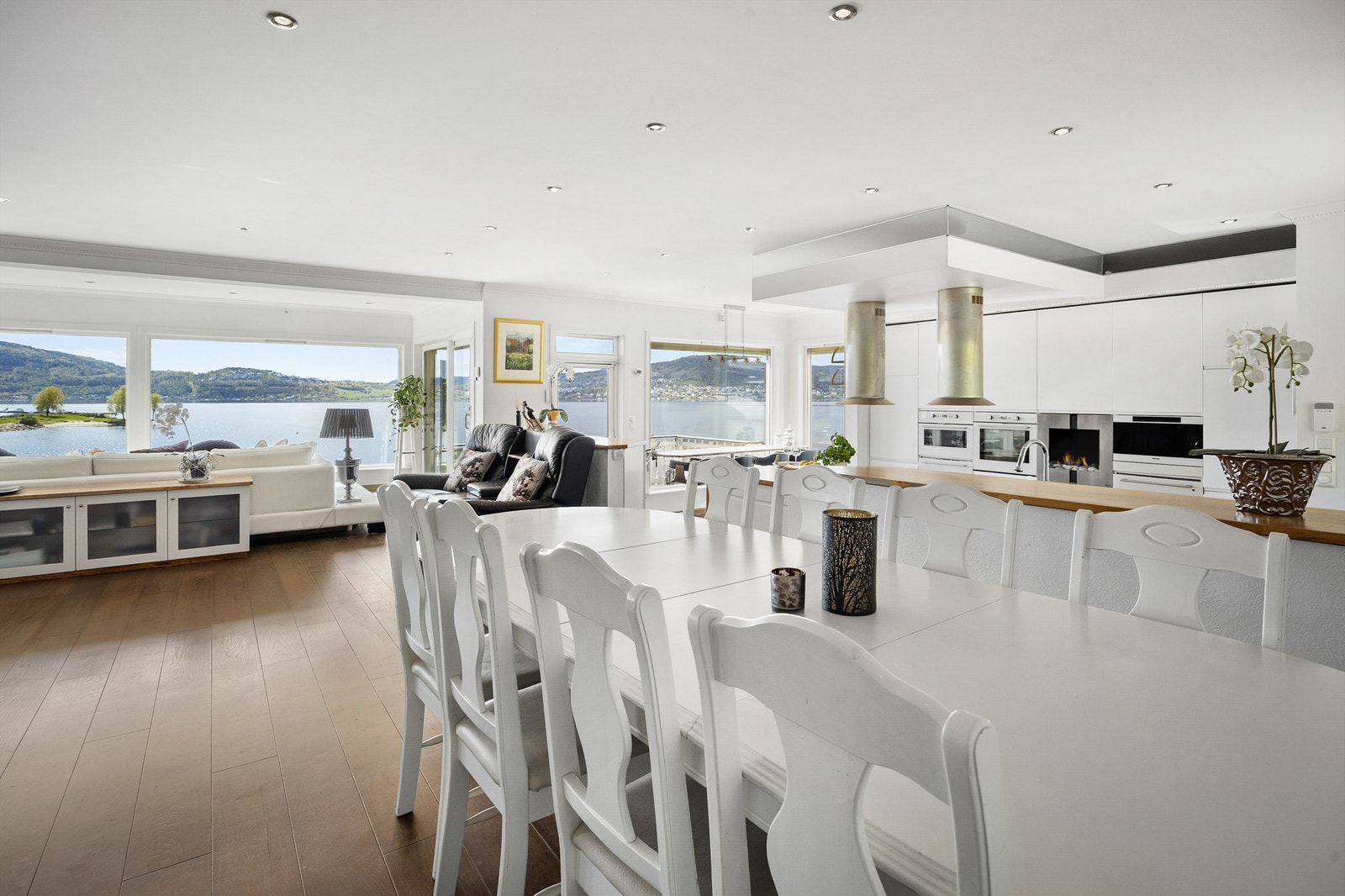 Spisestuen har god plass til langbord og er en naturlig del av allrommet. Galleribilde