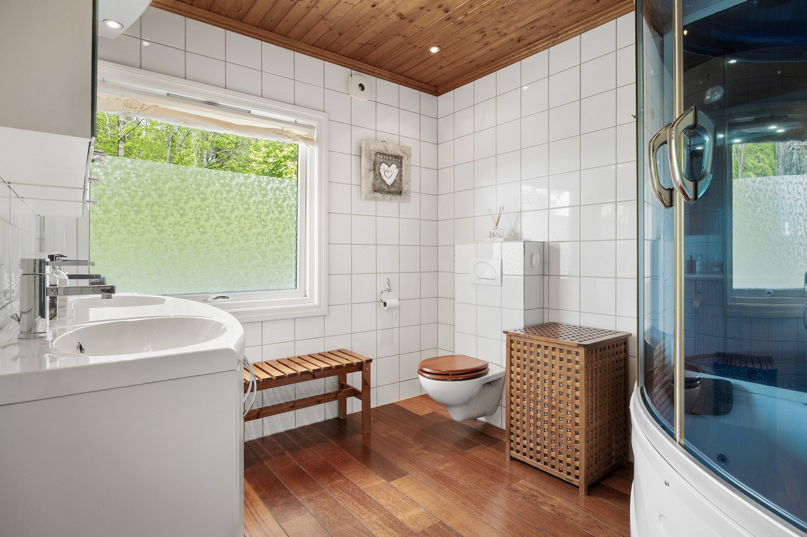 Badet er utstyrt med vegghengt toalett og dusjkar med flere funksjoner. Galleribilde