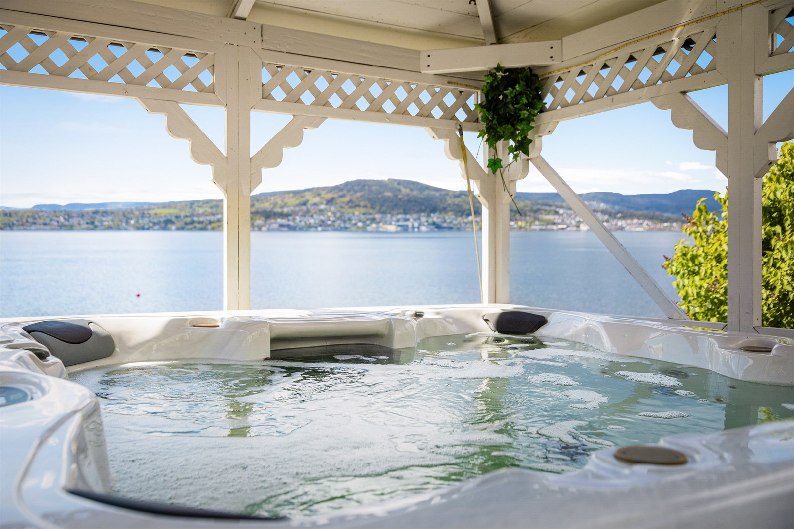 Det er en frittstående paviljong (ikke byggemeldt) med opplegg for jaccuzzi. Galleribilde