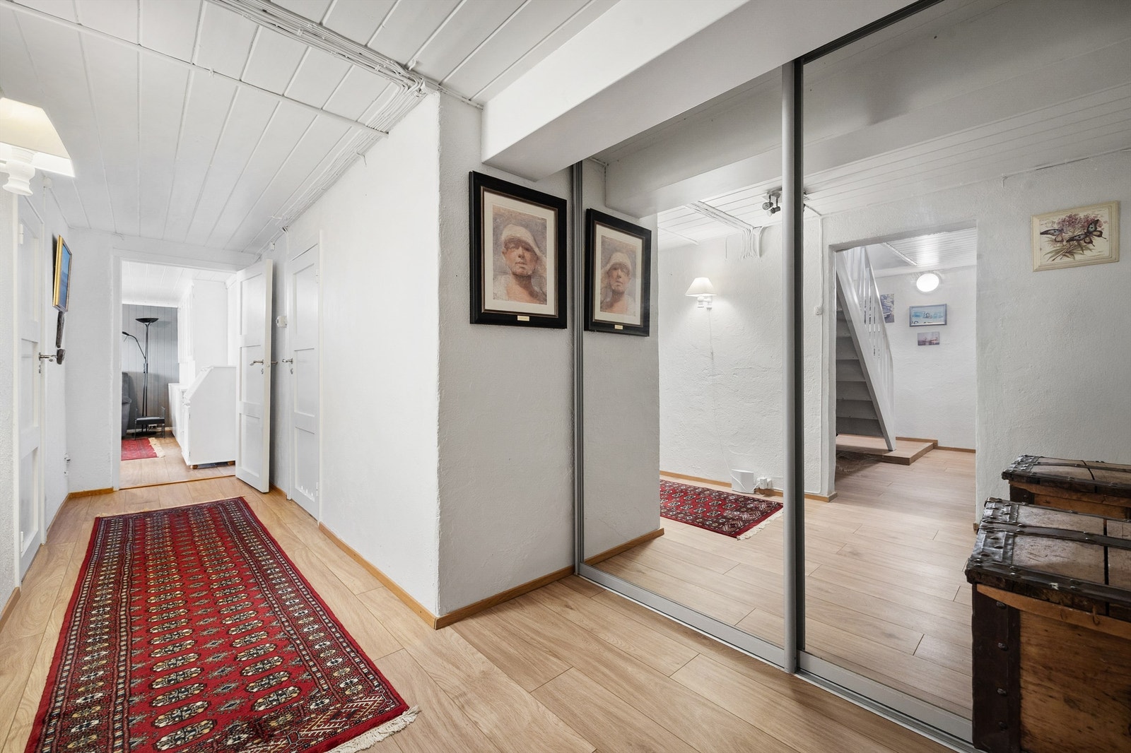 Gang i underetasjen med trapp opp til første etasje. Rommet er ikke bruksendret/omsøkt. Galleribilde