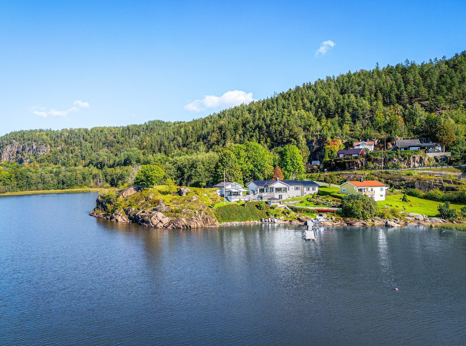 Engersand har en praktfull beliggenhet sørvest mot Drammensfjorden med strandlinje, båthavn og meget gode solforhold. Galleribilde