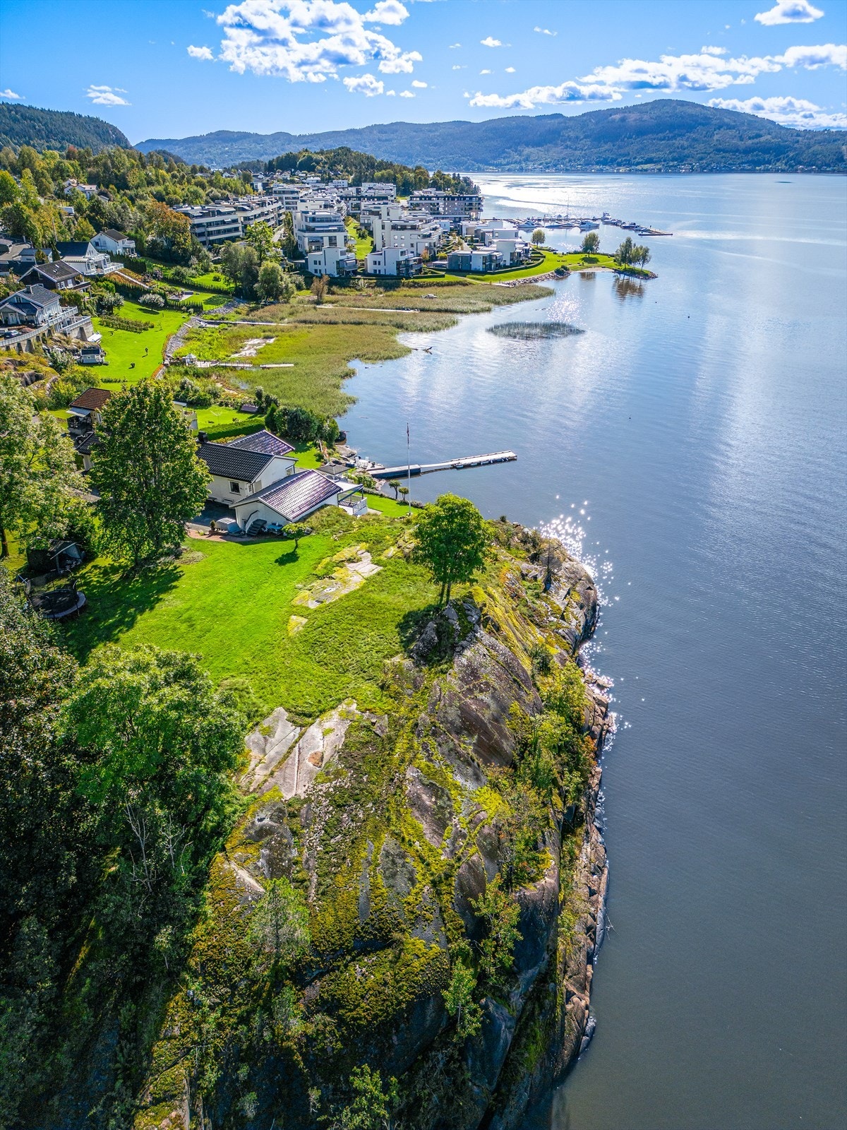 Eiendommen grenser til grøntarealer (LNF-areal). Galleribilde