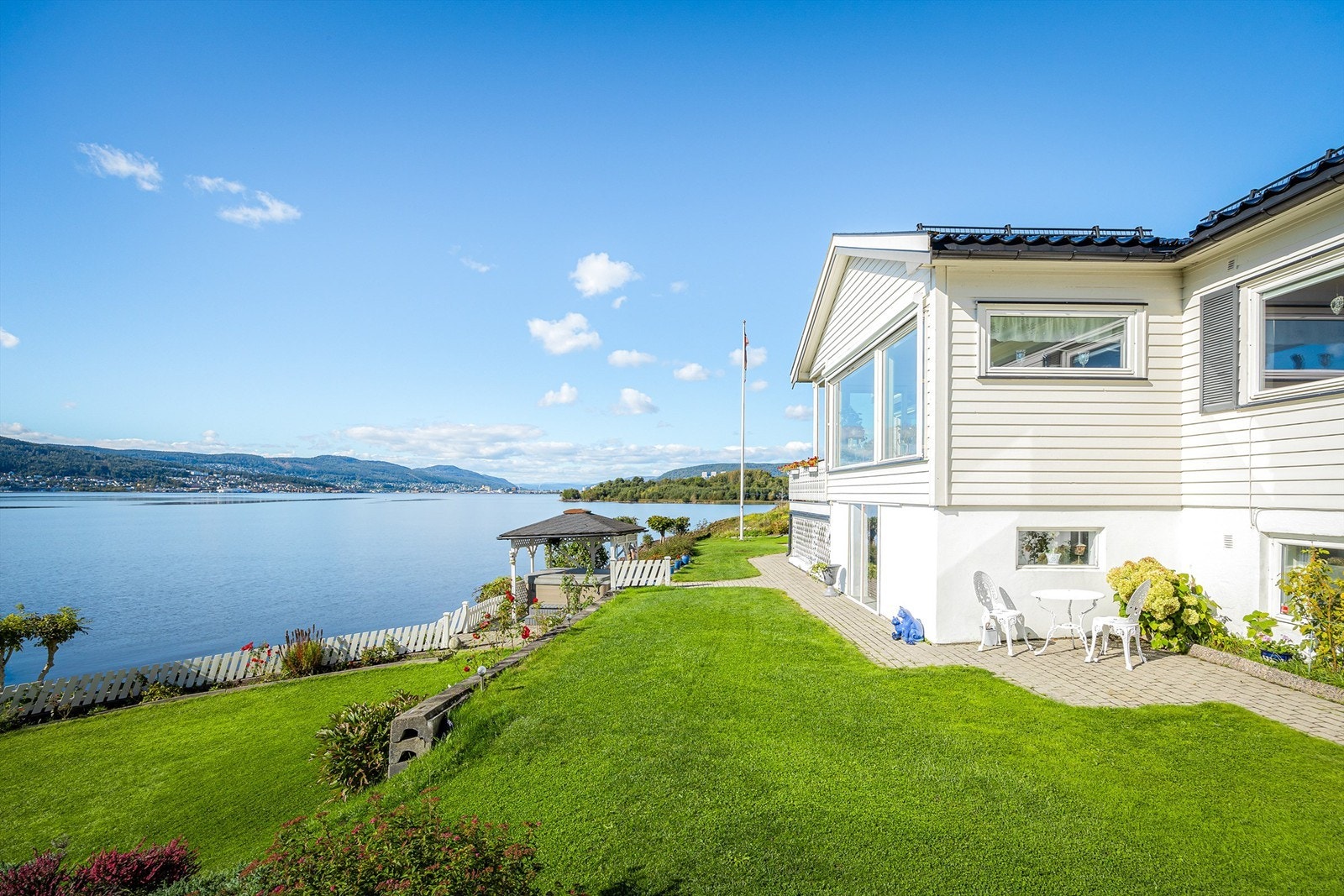Eiendommen ligger tilbaketrukket til med gode solforhold ved fjorden.
Foto: Stine Prøitz Jørgensen Galleribilde