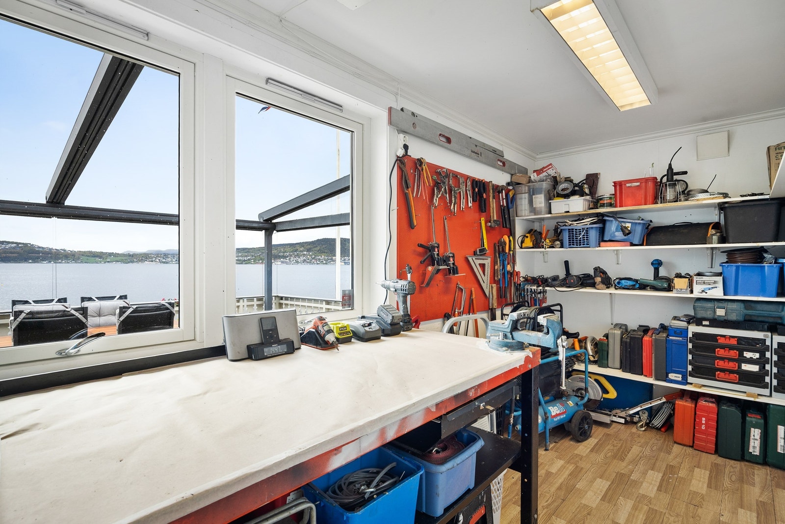 Garasjen har en egen bod/verksteddel med gode arbeidsflater og lagringsmuligheter. Galleribilde