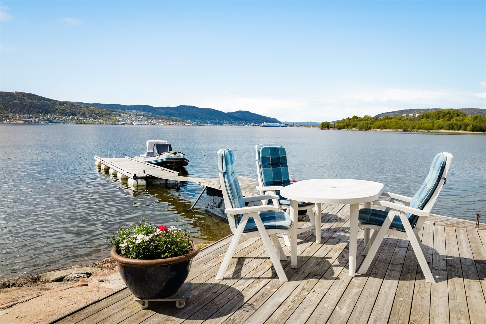 Det private bryggeanlegget (ikke byggemeldt) gir enkel tilgang til båtliv og bading i fjorden. Galleribilde