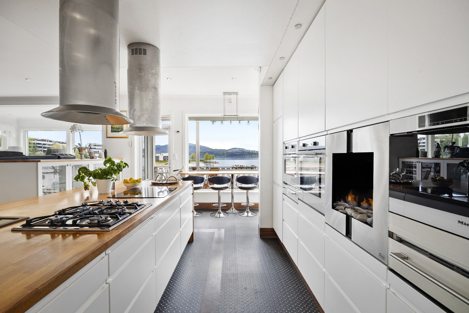 Stilren og velutstyrt IKEA-kjøkken fra 2008/2009 i flere seksjoner. Galleribilde