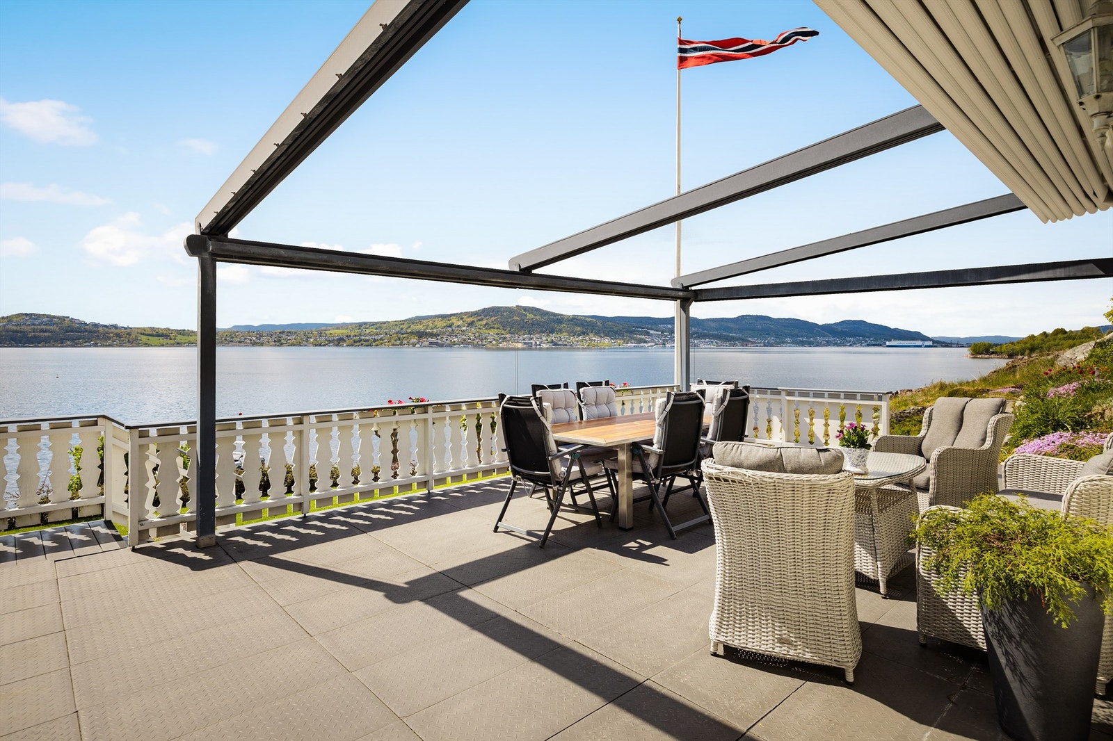 Romslig terrasse på 50 kvm inntil garasjen. Galleribilde