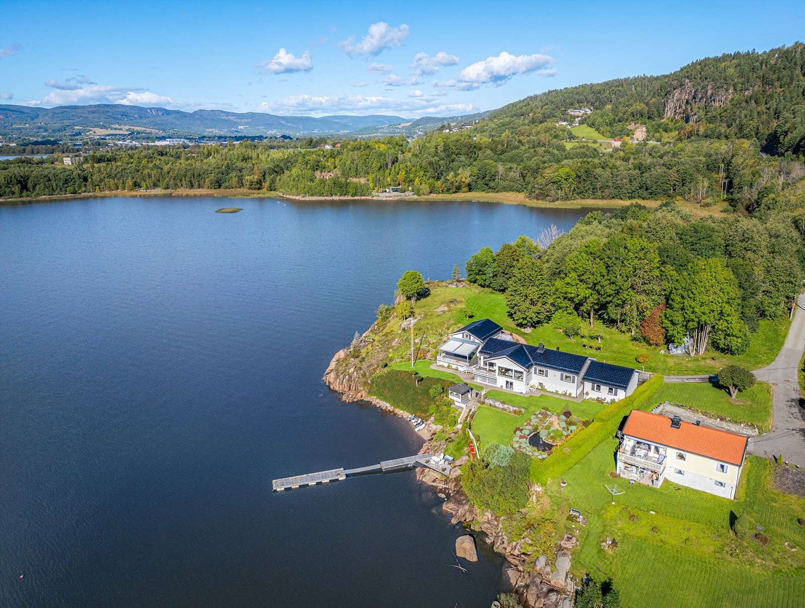 Kombinasjonen av landlig ro, nærhet til fjorden og enkel tilgang til både natur og bymessige fasiliteter gjør dette til et attraktivt sted å bo. Galleribilde