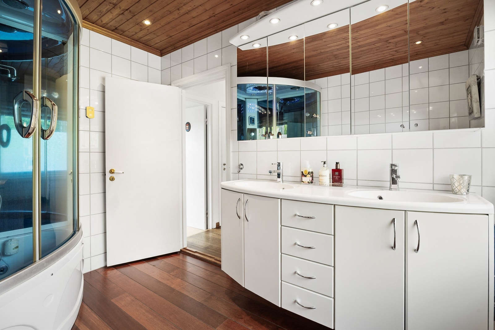 Badet i første etasje har dobbelservant, speilskap og vannbåren gulvvarme. Galleribilde