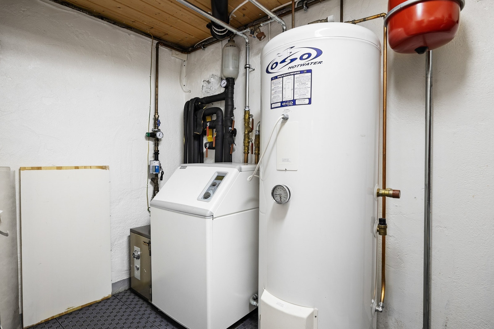 Teknisk rom med bergvarmepumpe fra 2007 og varmtvannsbereder fra 2008. Galleribilde