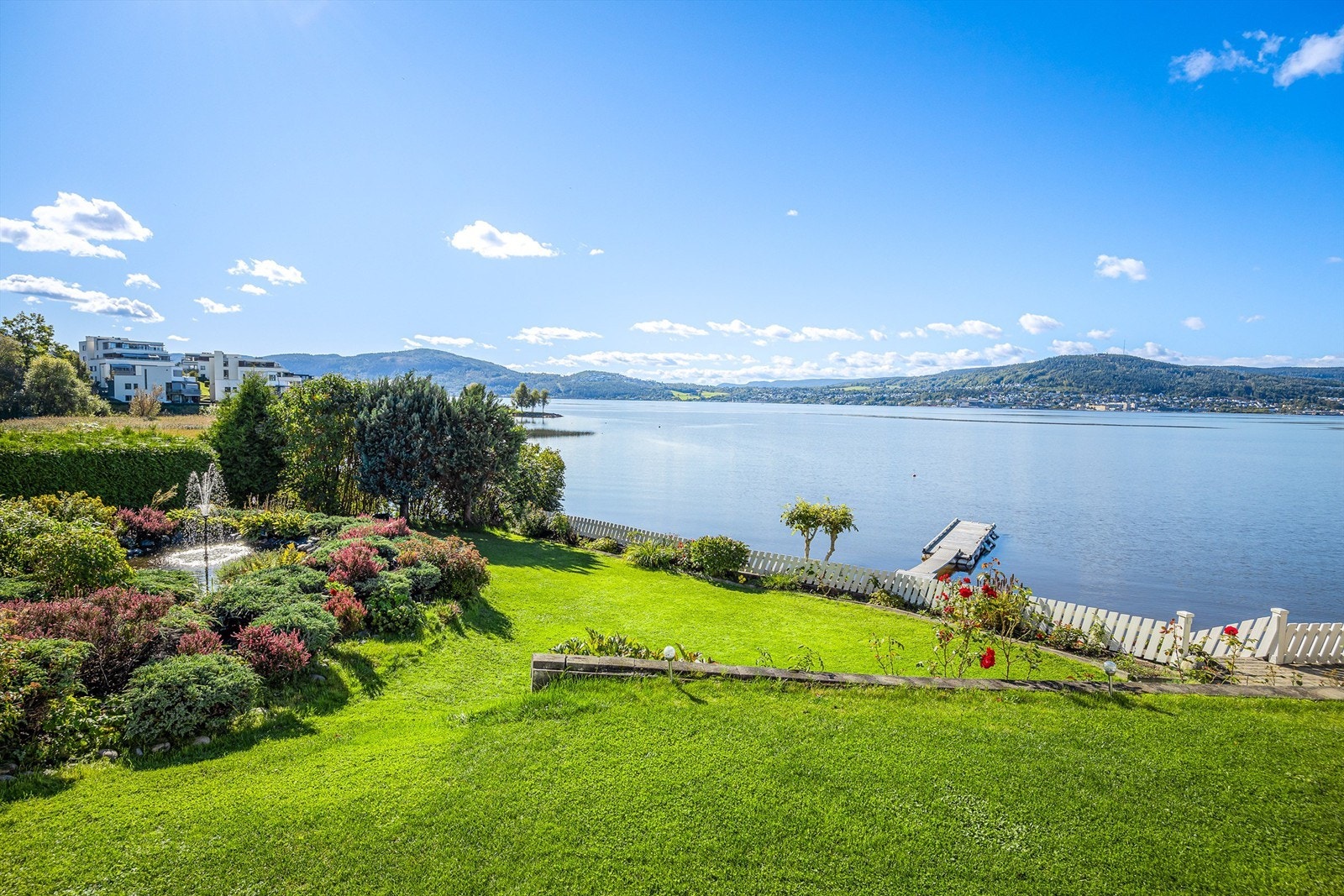 Det er suveren vidstrakt utsikt mot Glassverket på motsatt side av fjorden samt utover Drammensfjorden mot Svelvik. Galleribilde