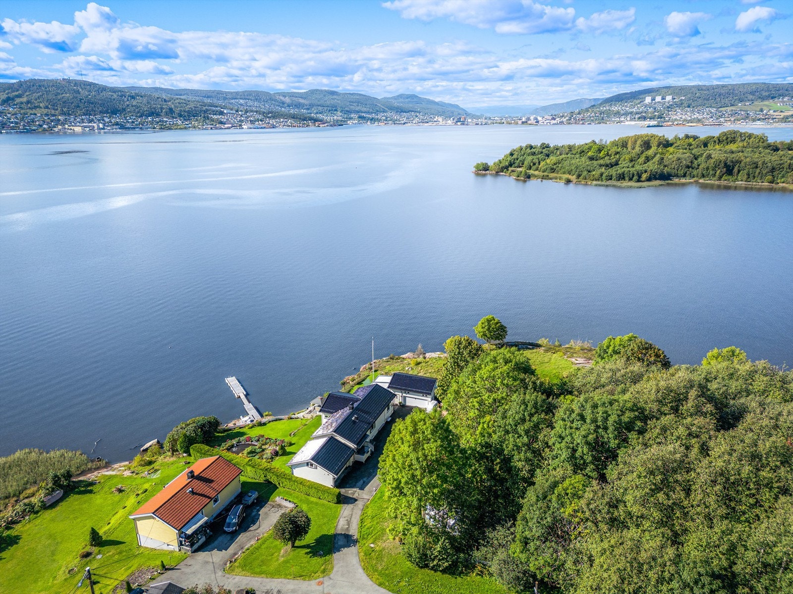 Det er ca. 2,5 km til Gullaug barneskole og barnehage fra eiendommen. Galleribilde