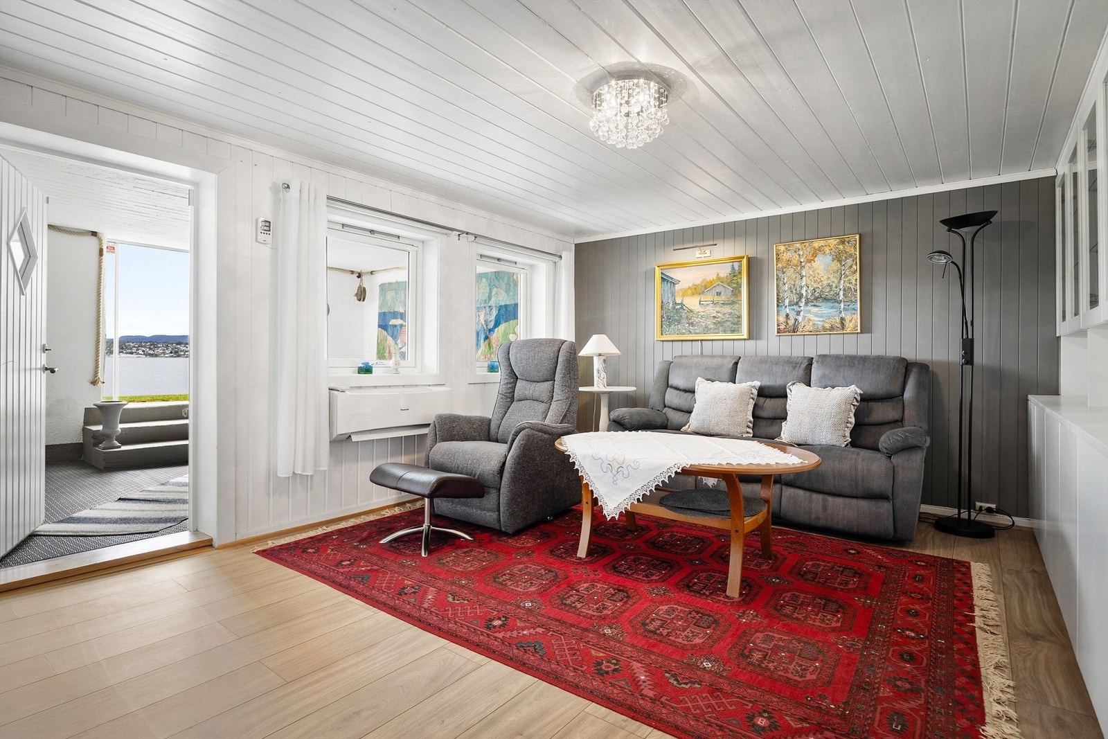 Innredet kjellerstue med vedovn og luft-til-luft varmepumpe fra 2009. Rommet er ikke bruksendret/omsøkt. Galleribilde