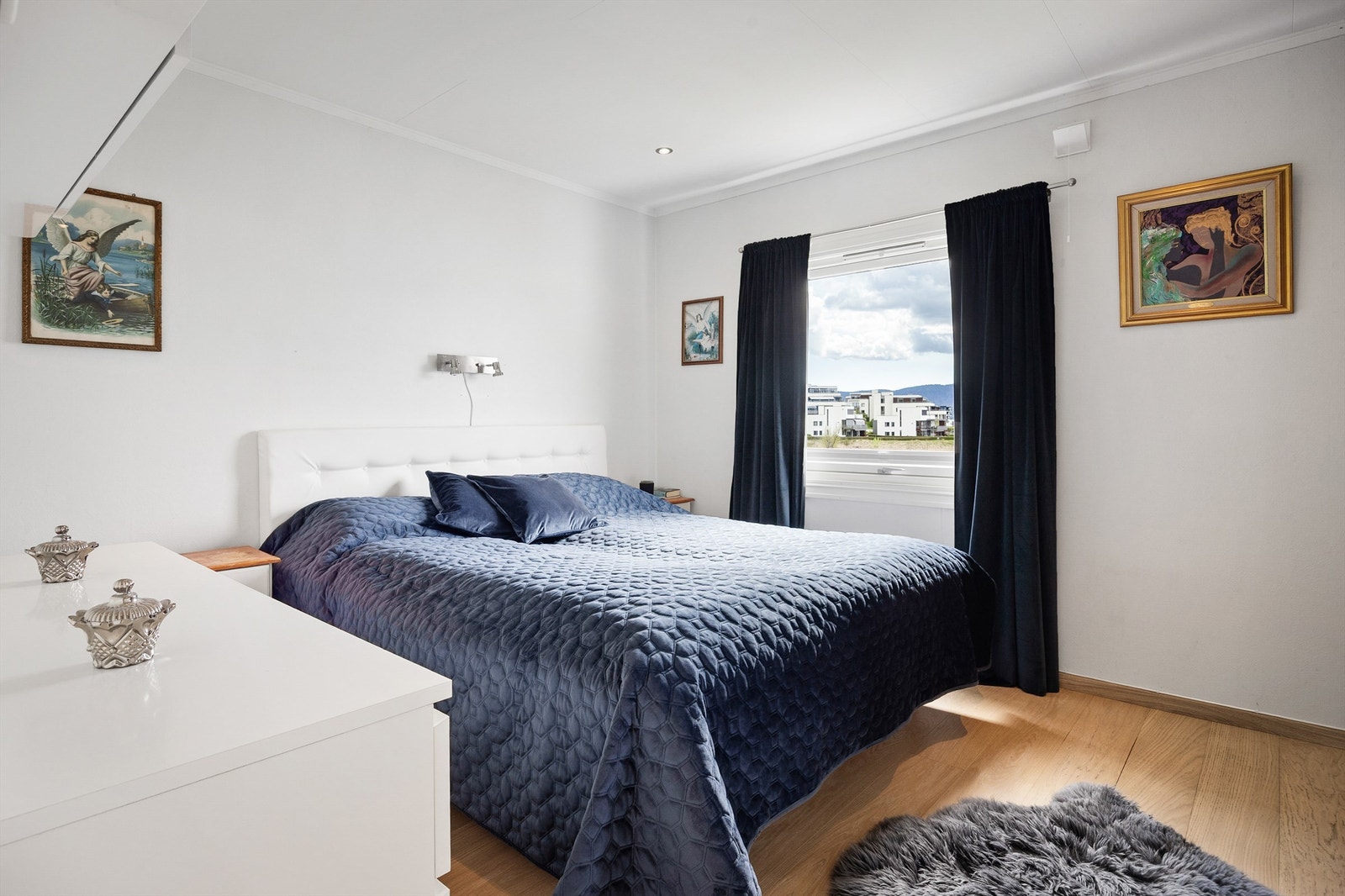 Soverommet har en praktisk skyvedørsgarderobe med speilfronter. Galleribilde