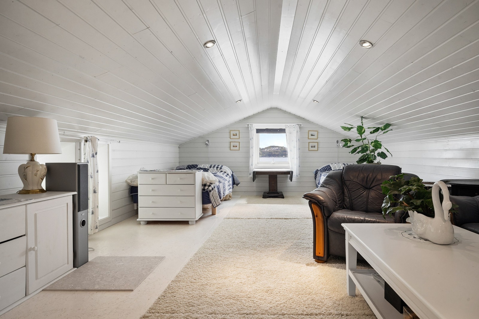 Innredet loftsrom over garasjen. Rommet er ikke godkjent for varig opphold. Galleribilde