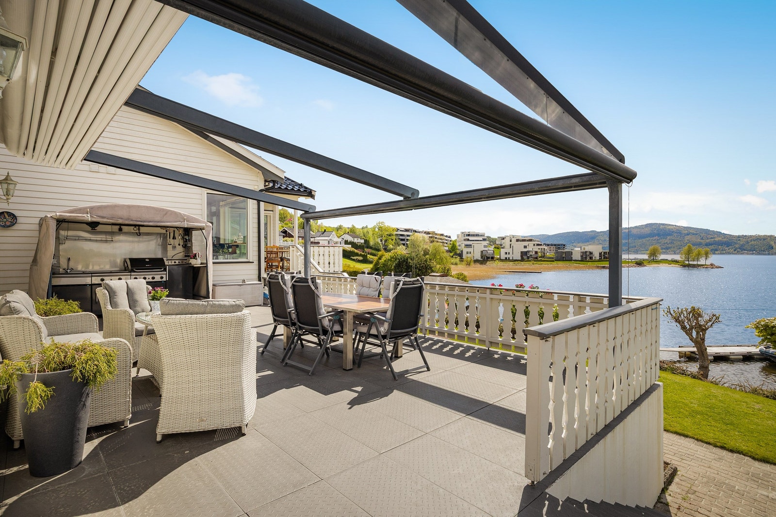 Terrassen har en flott pergola som har elektrisk uttrekkbart tak og gulv av belegg/matter. Galleribilde