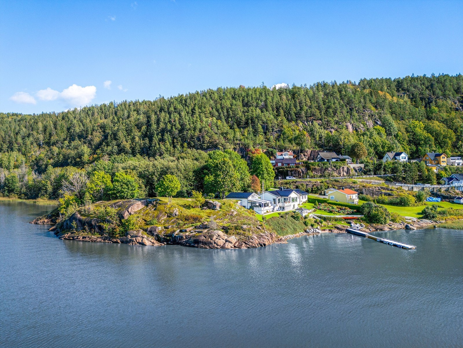 Nærmeste matbutikk er Kiwi Gullaug, der er det også bensinstasjon. Kort vei til tur- og rekreasjonsmuligheter bl.a. til den gamle jernbanen. Galleribilde