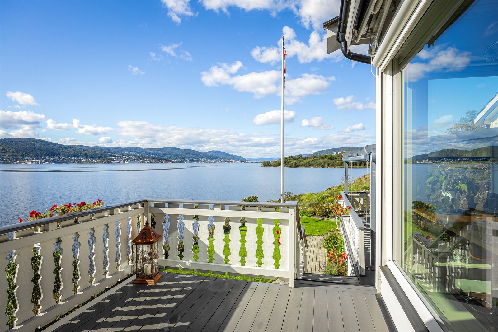 Fra terrassen er det trapp ned til hagen og videre mot fjorden. Galleribilde