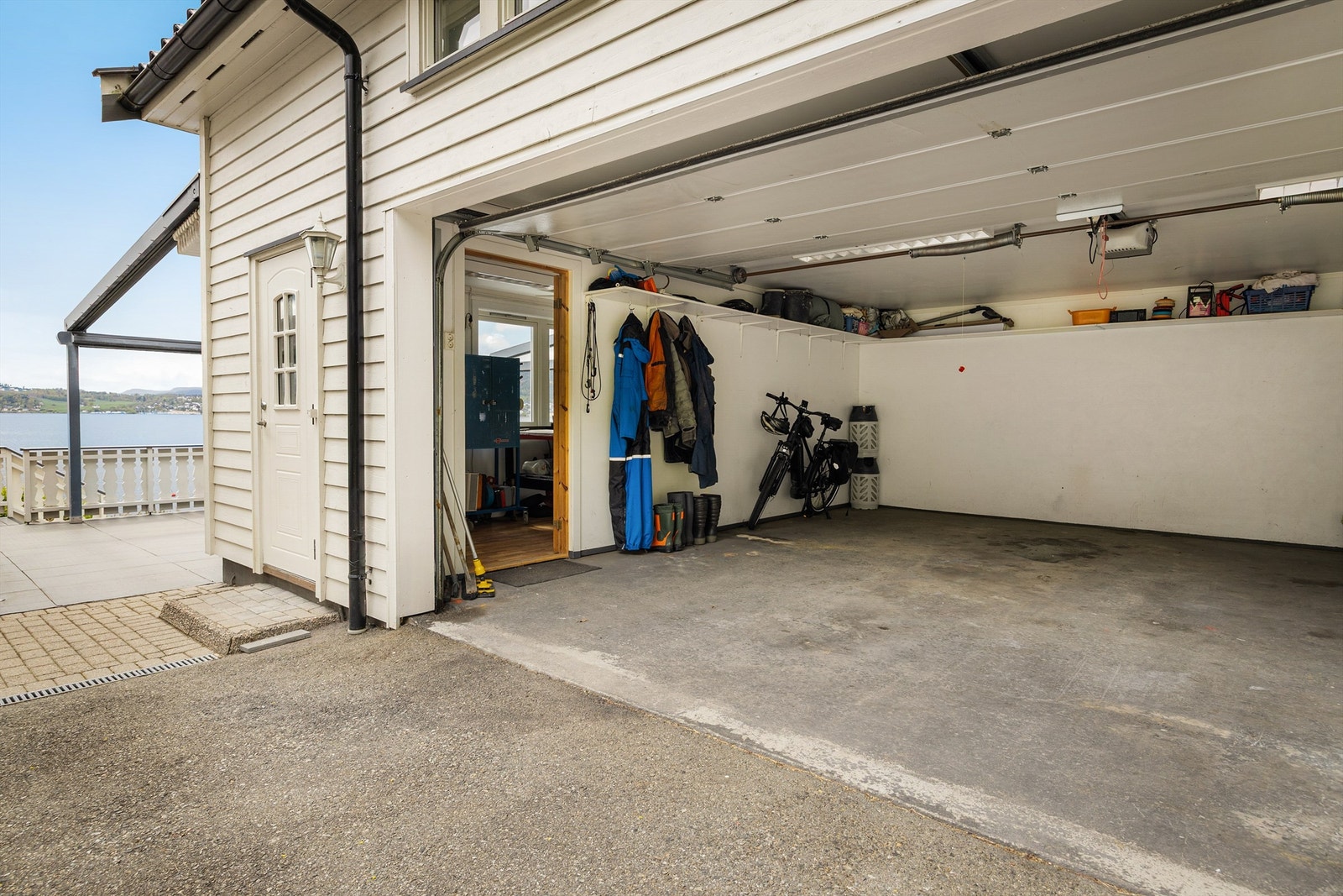 Garasje mot nordvest fra 2009 med leddport og elektrisk portåpner. Galleribilde