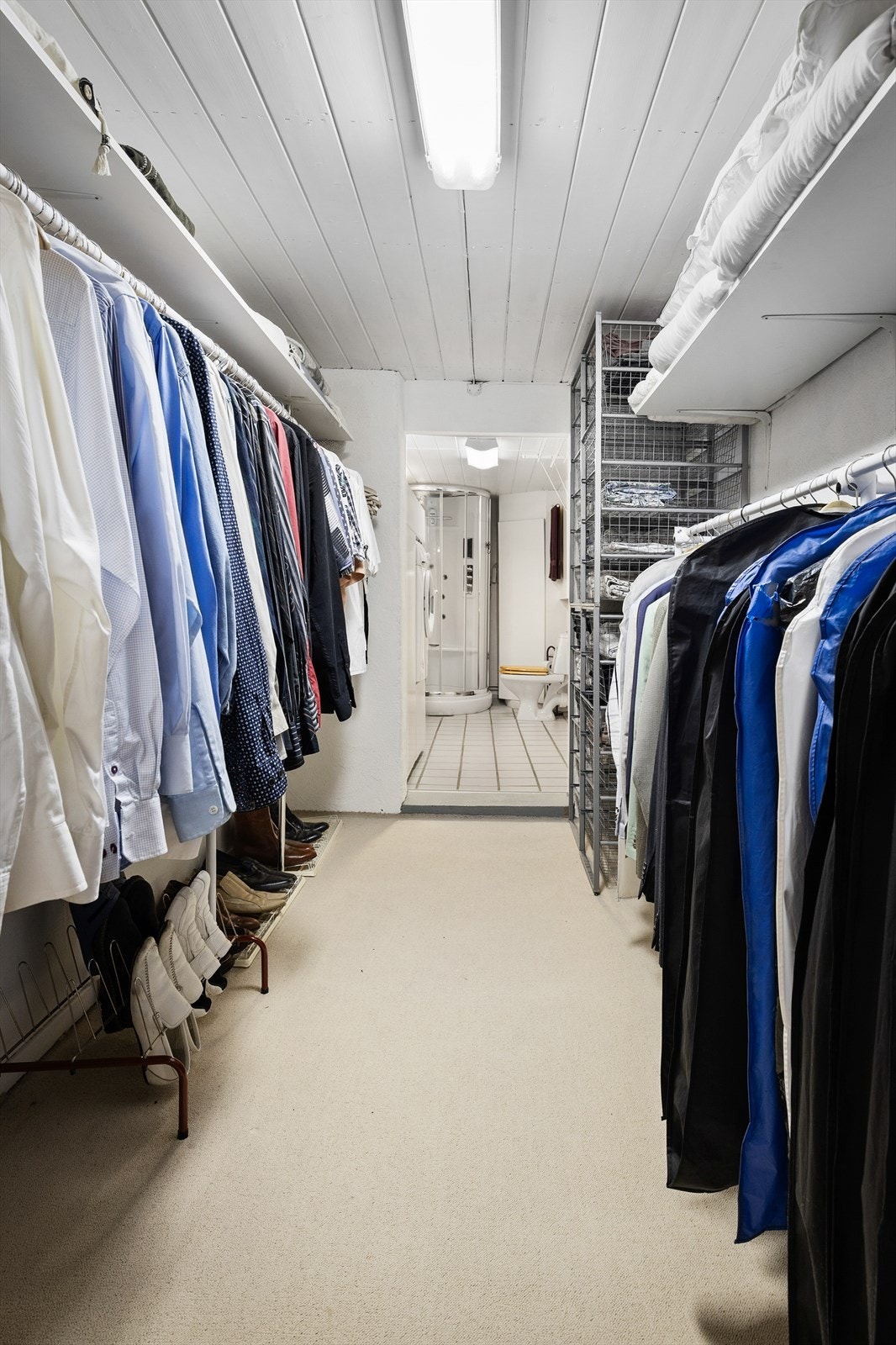 Badet har delåpen løsning til en bod/garderobe. Galleribilde