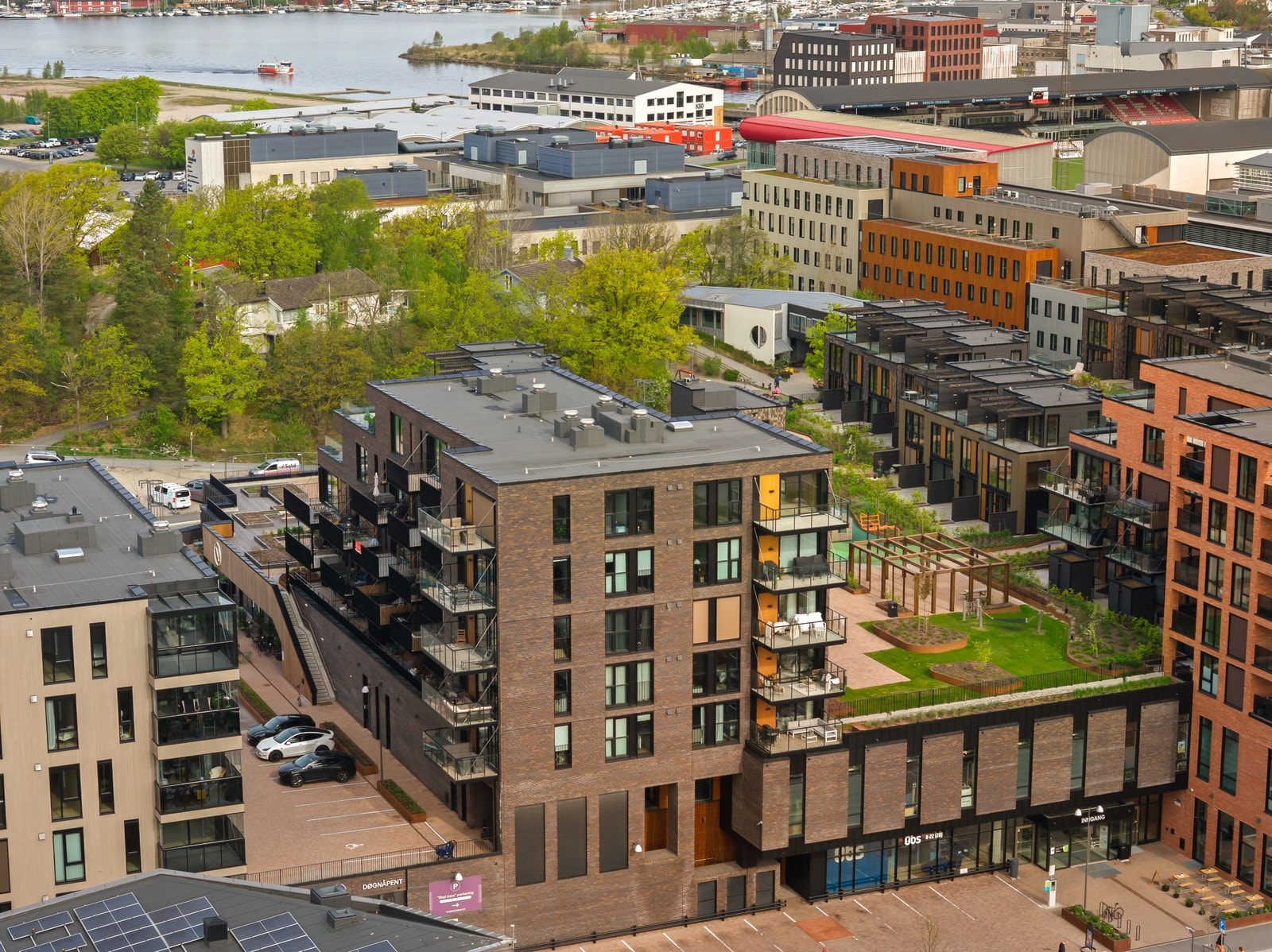 Leiligheten er en del av Byhaven E Onyx Eierseksjonssameie, et moderne bygg med fasader i teglstein og plater. Galleribilde