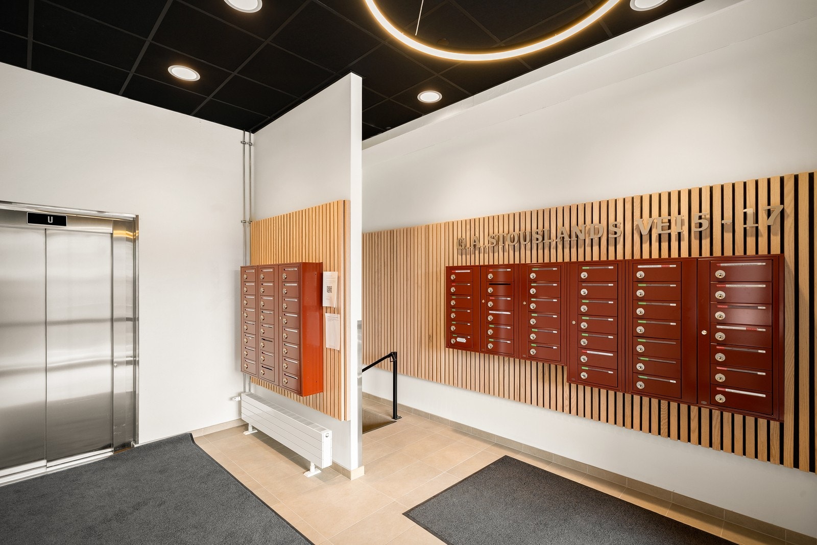 Felles inngangsparti med heis som tar deg direkte opp til leiligheten i 4. etasje. Galleribilde