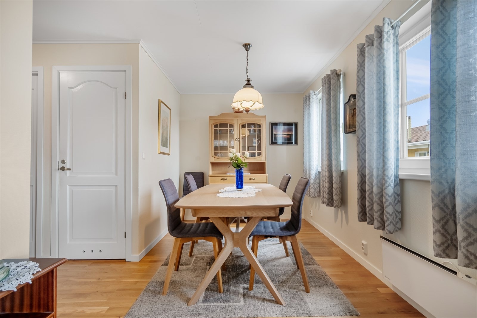 Spisestue - skaper et naturlig skille mellom stue/kjøkken. Galleribilde