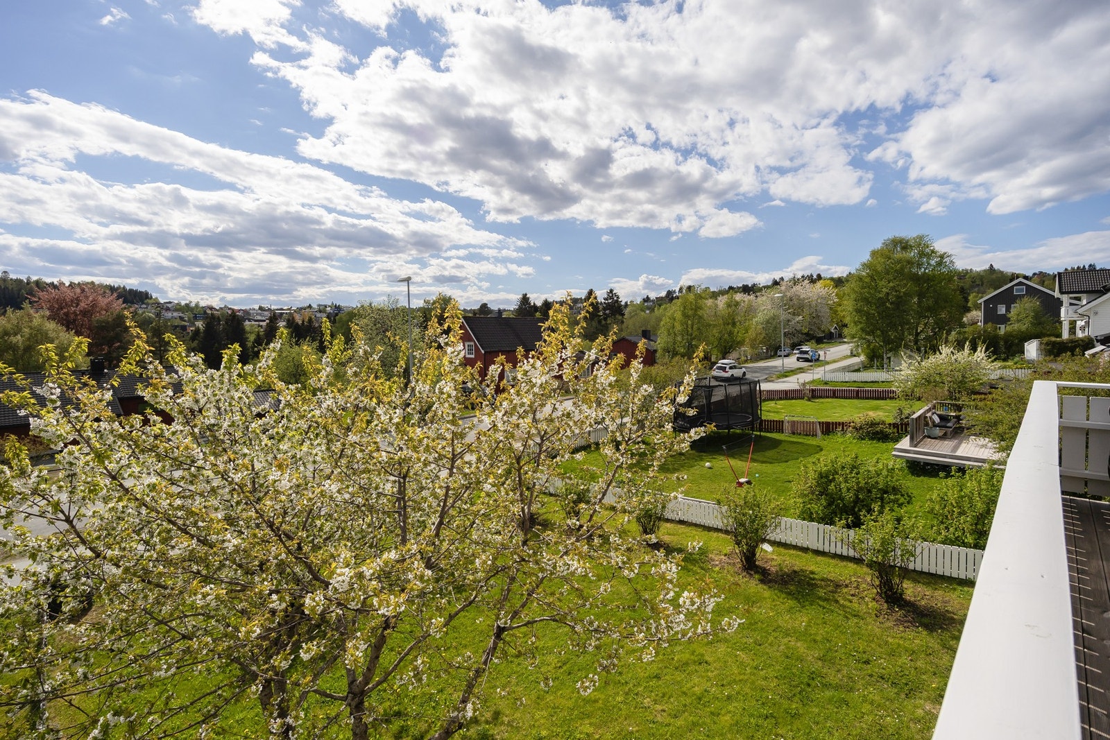 Solrik veranda, flott utsikt og lite innsyn. Galleribilde