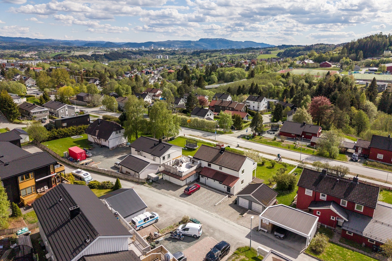 Kort vei til skoler, barnehage, idrettsbane, lekeplasser, buss og trikk. Galleribilde