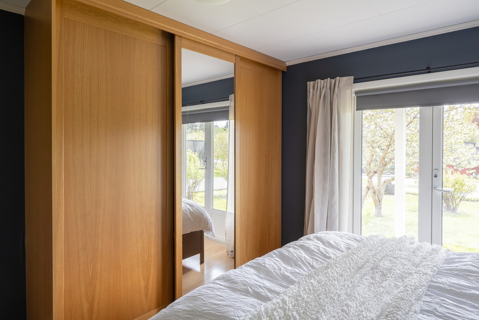 Stor garderobe medfølger i handelen. Her er det også direkte utgang til hagen. Galleribilde
