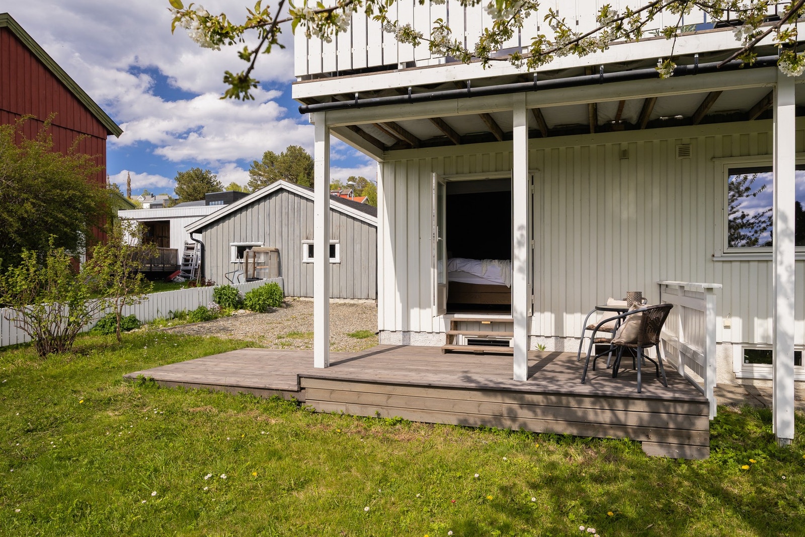 I tillegg til verandaen i 2. etasje, har huset en sørvendt terrasse på 15 kvm. Galleribilde
