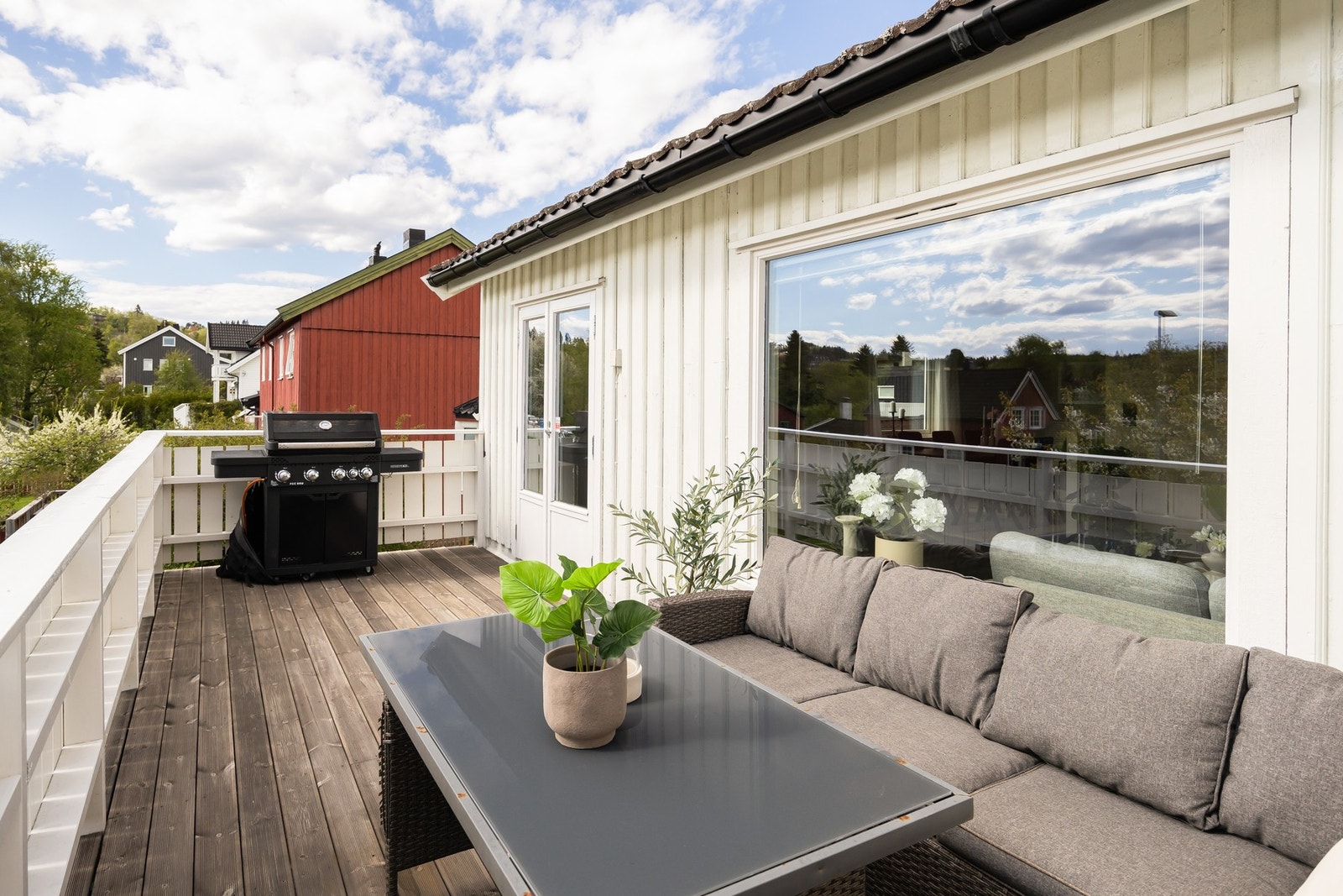 Store vinduer gir mye naturlig lys. Galleribilde