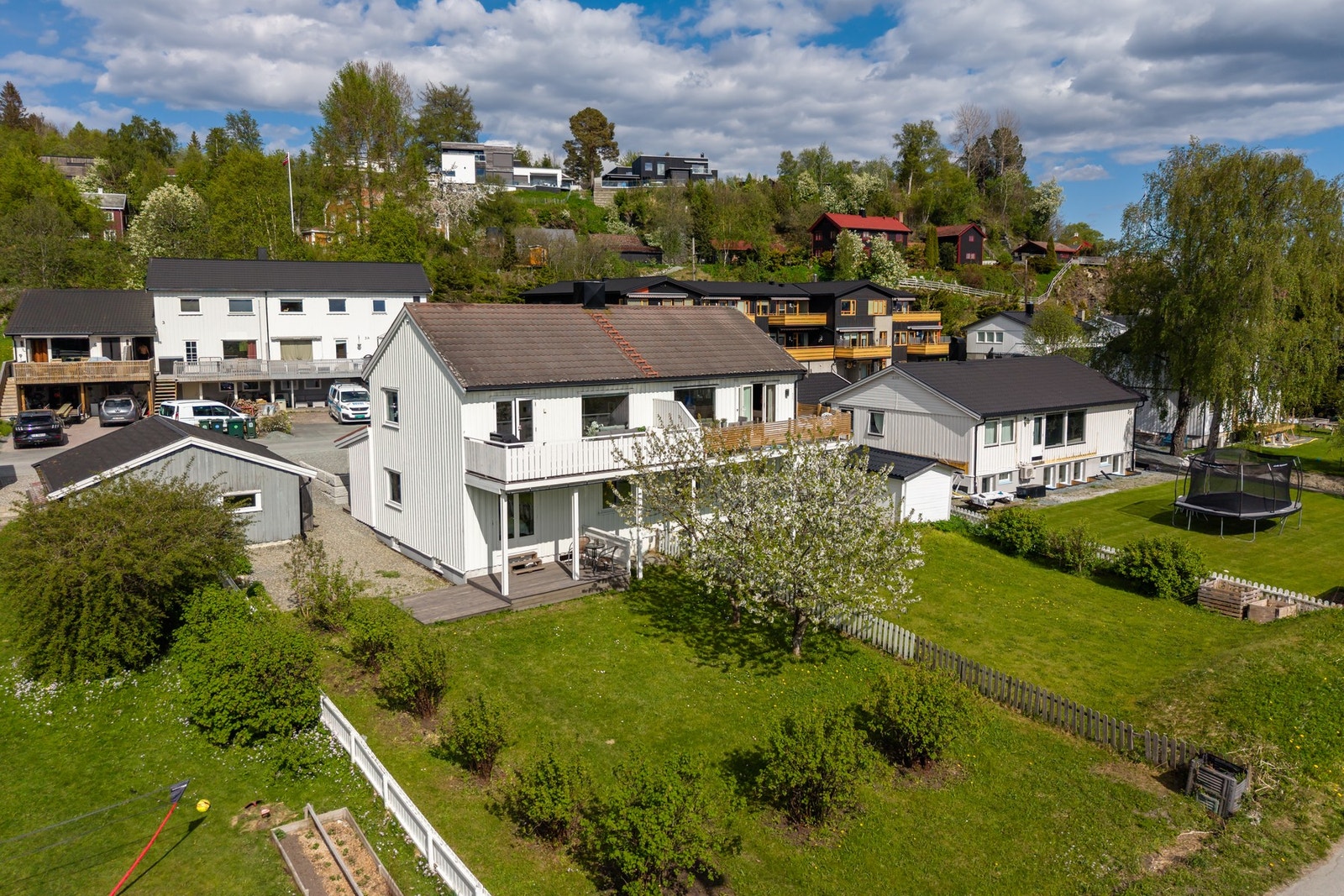 Velkommen til en flott vertikaldelt halvpart over tre plan med svært god beliggenhet ikke langt fra Bymarka. Galleribilde