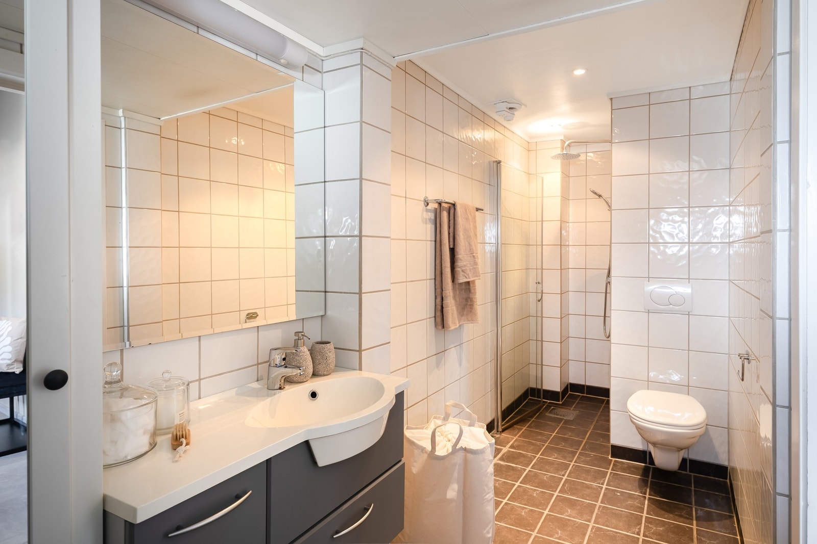Pent flislagt bad med varme i gulv. Galleribilde