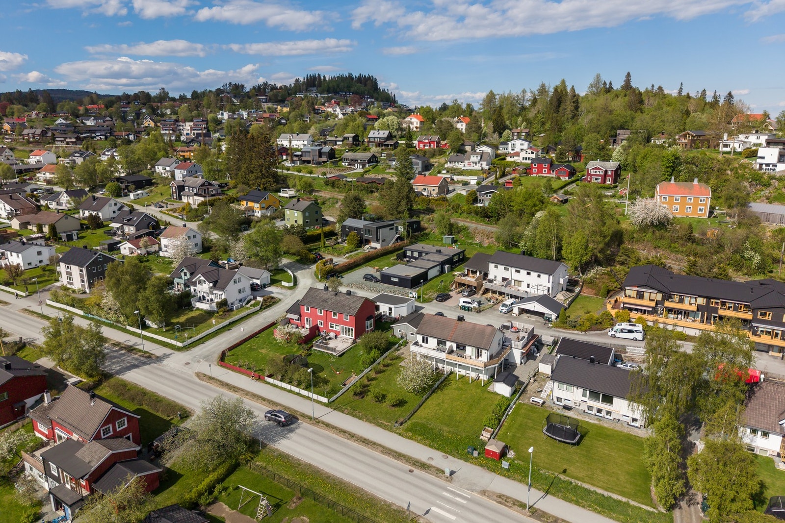 Lianvatnet, Haukvatnet, bymarkas fantastiske turstinett og skiløyper i umiddelbar nærhet. Galleribilde