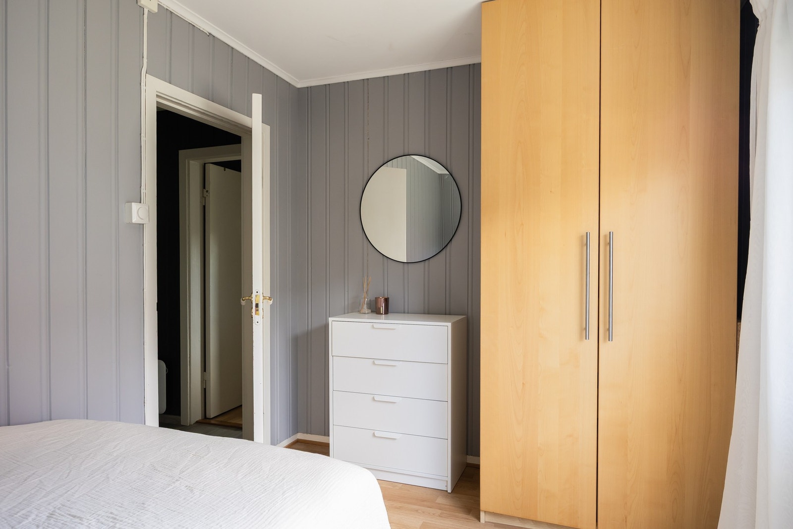 God plass til seng, skrivebord og garderobe. Galleribilde