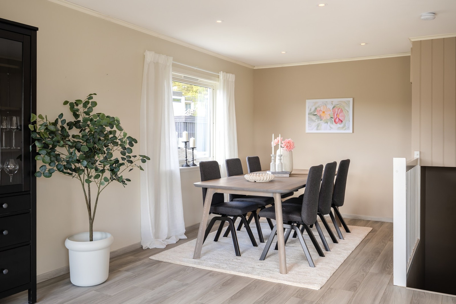 God plass til mange ved spisebordet. Galleribilde