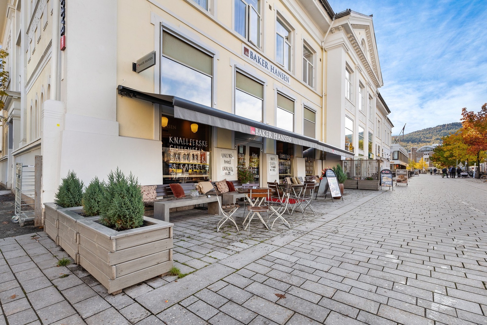 Like i nærheten finner du Strømsø torg med tog- og busstasjon samt hyggelige kaféer som Baker Hansen og Backstube Galleribilde